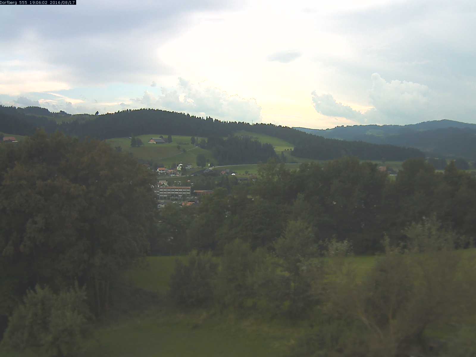 Webcam-Bild: Aussicht vom Dorfberg in Langnau 20160817-190601