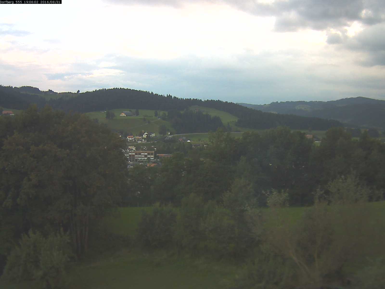 Webcam-Bild: Aussicht vom Dorfberg in Langnau 20160831-190601