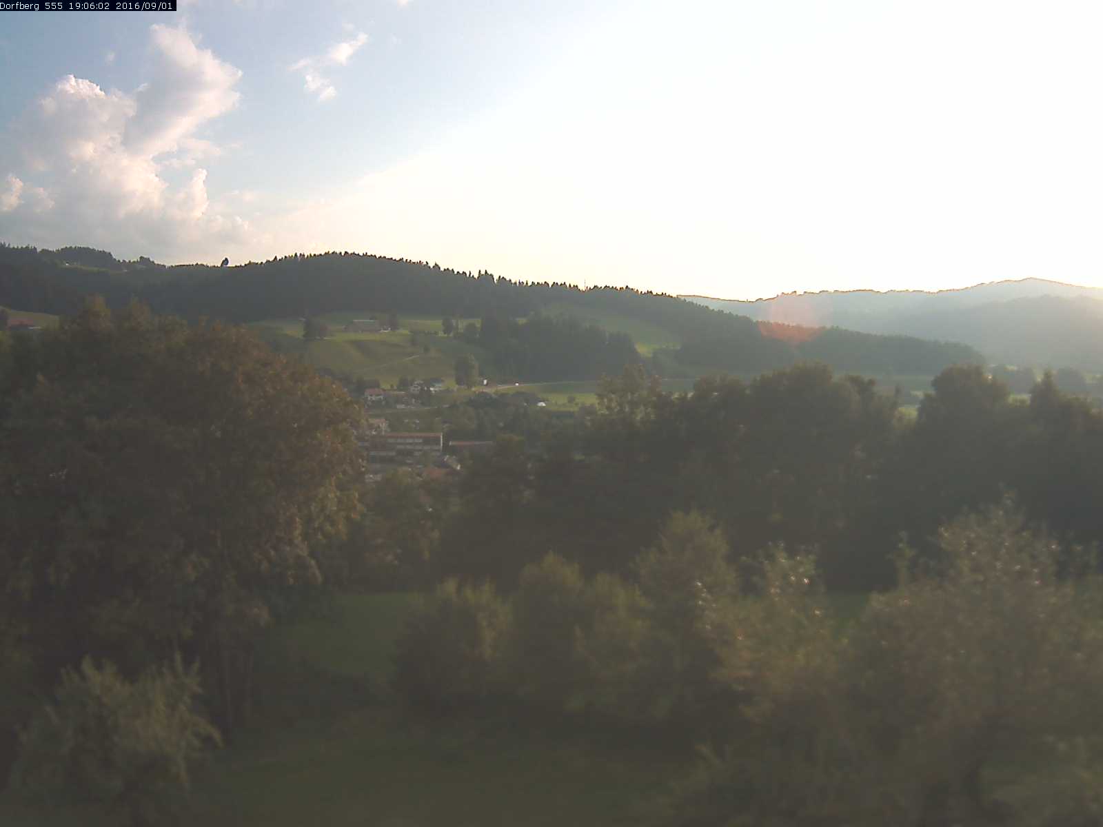 Webcam-Bild: Aussicht vom Dorfberg in Langnau 20160901-190601