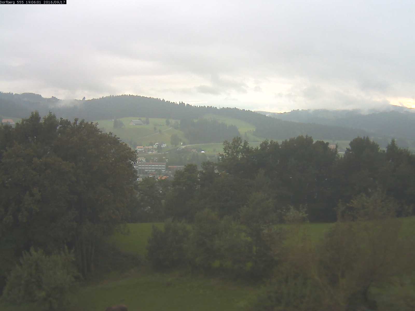 Webcam-Bild: Aussicht vom Dorfberg in Langnau 20160917-190601