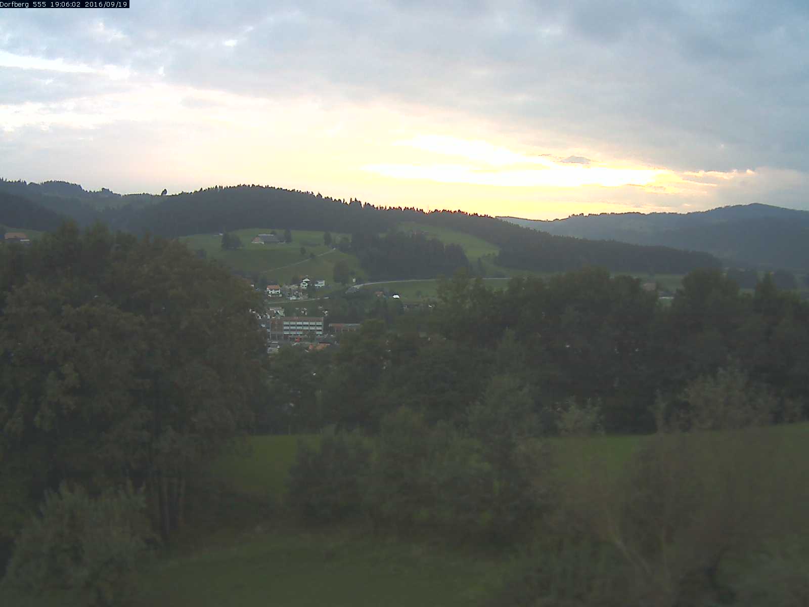 Webcam-Bild: Aussicht vom Dorfberg in Langnau 20160919-190601