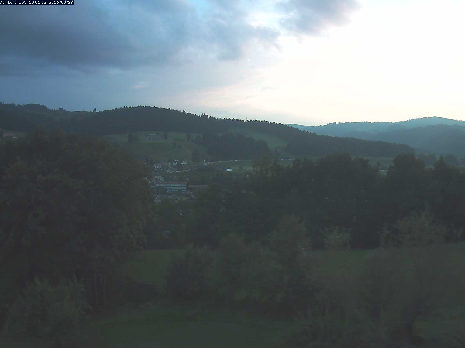 Webcam-Bild: Aussicht vom Dorfberg in Langnau 20160923-190601