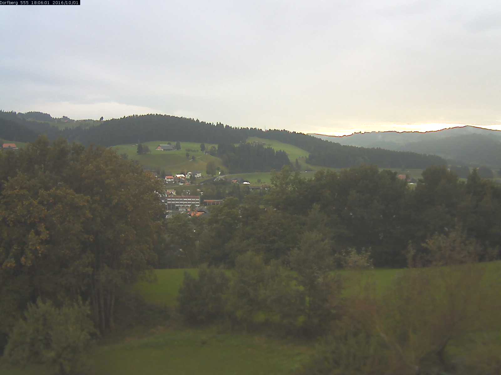 Webcam-Bild: Aussicht vom Dorfberg in Langnau 20161001-180601