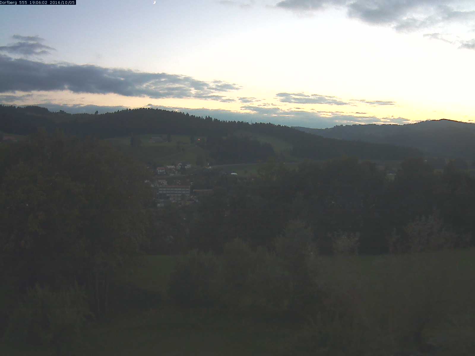Webcam-Bild: Aussicht vom Dorfberg in Langnau 20161005-190601