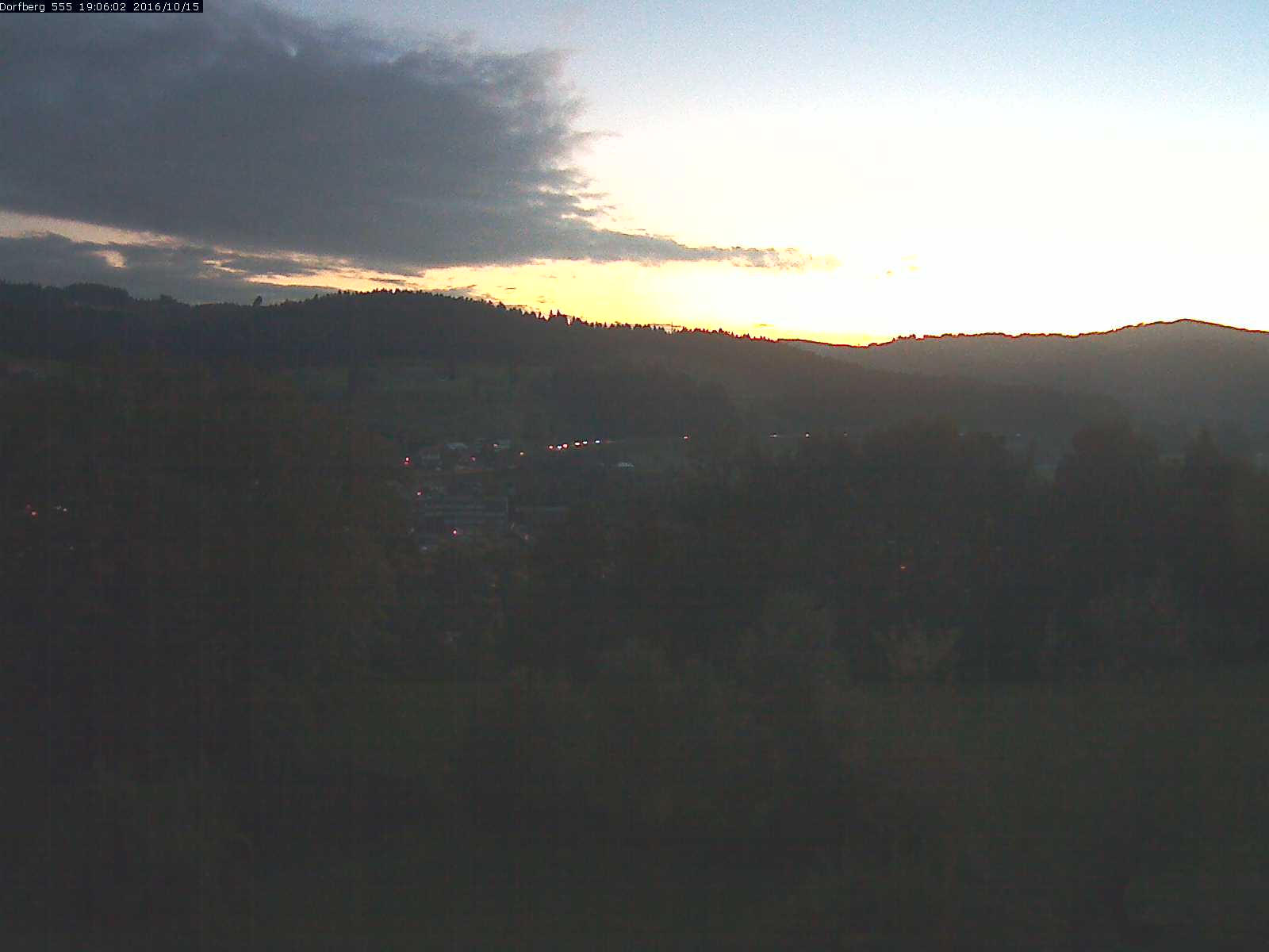 Webcam-Bild: Aussicht vom Dorfberg in Langnau 20161015-190601