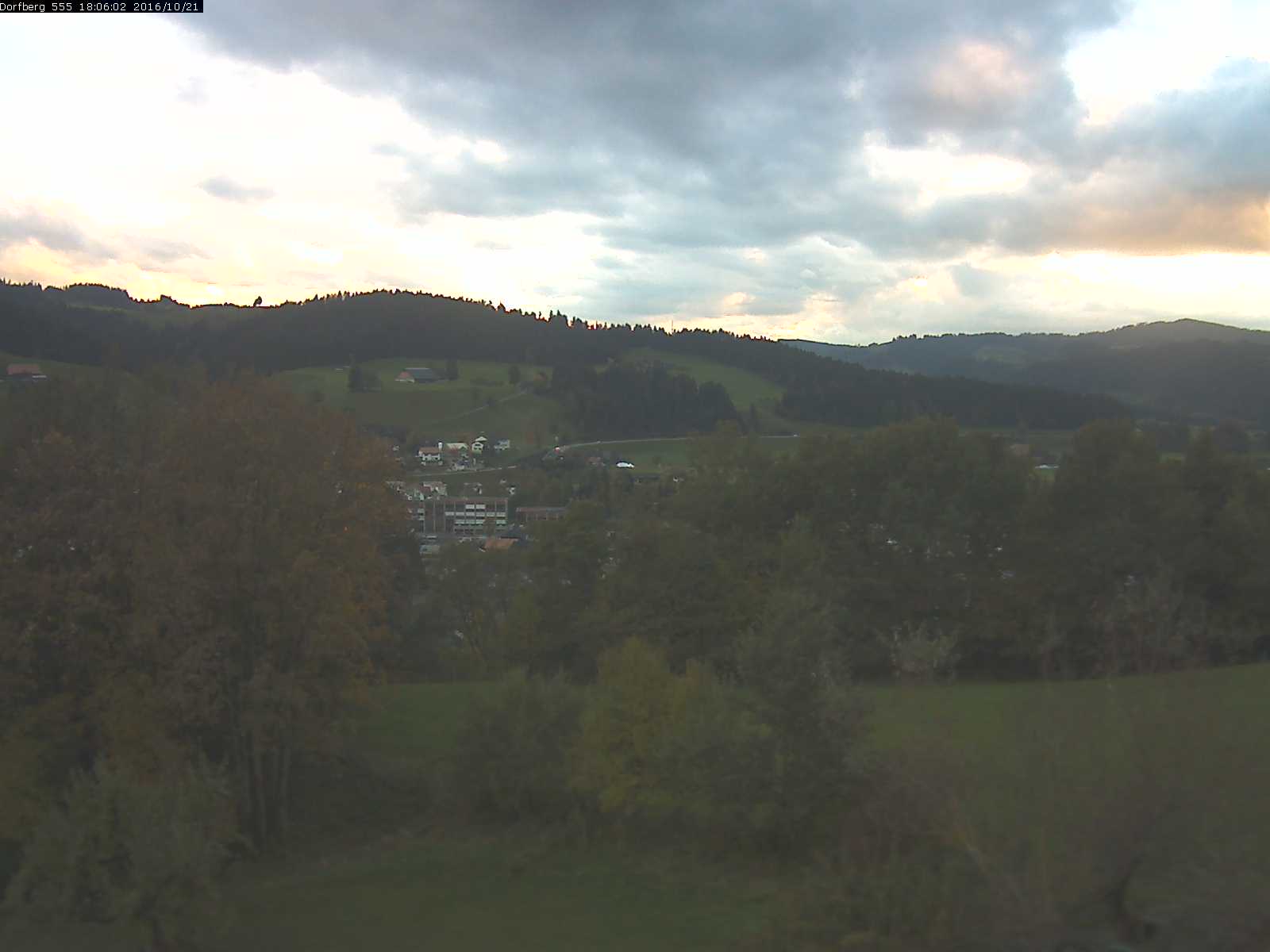 Webcam-Bild: Aussicht vom Dorfberg in Langnau 20161021-180601