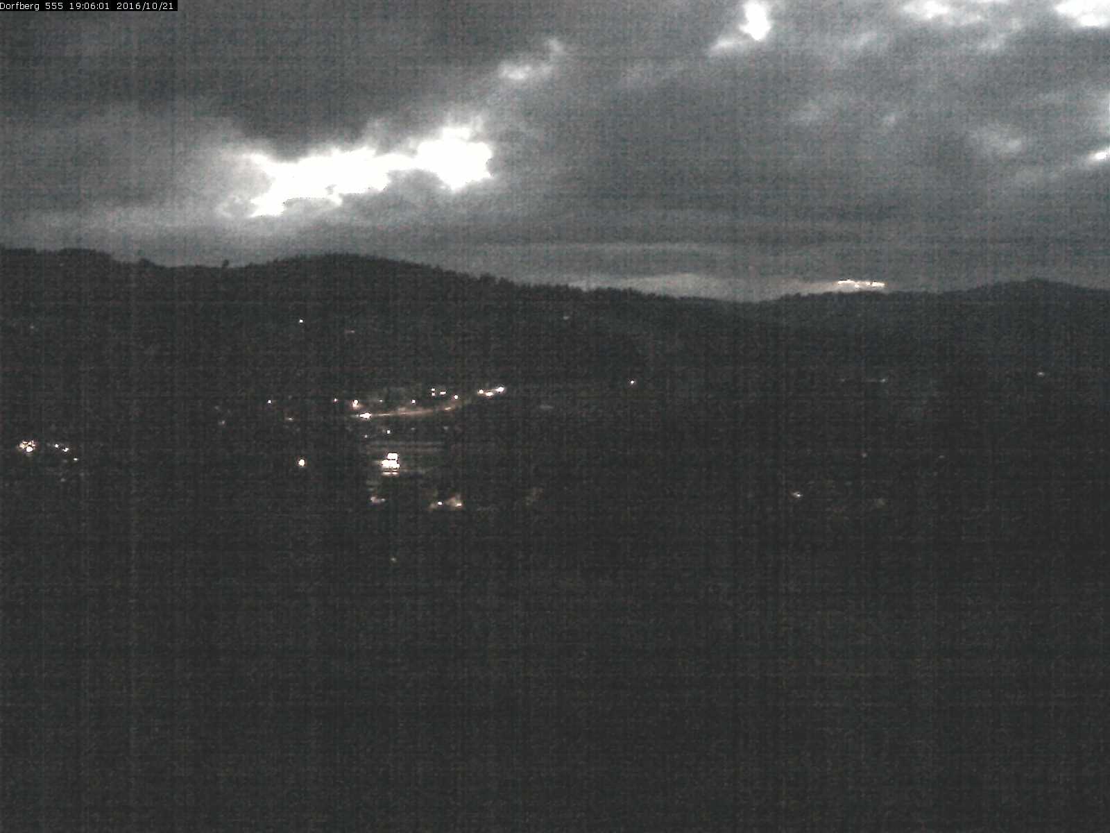 Webcam-Bild: Aussicht vom Dorfberg in Langnau 20161021-190601