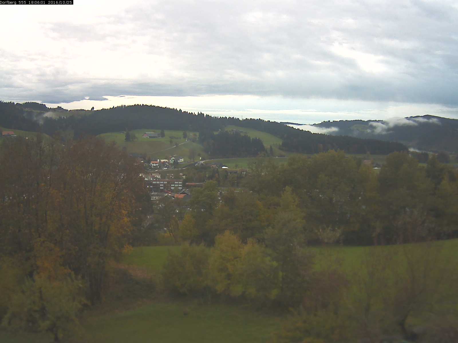 Webcam-Bild: Aussicht vom Dorfberg in Langnau 20161025-180601