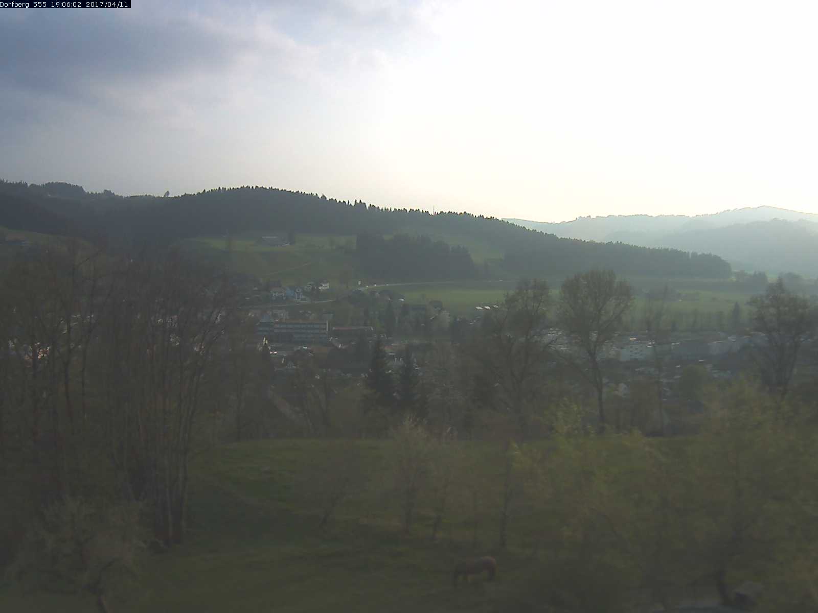 Webcam-Bild: Aussicht vom Dorfberg in Langnau 20170411-190601