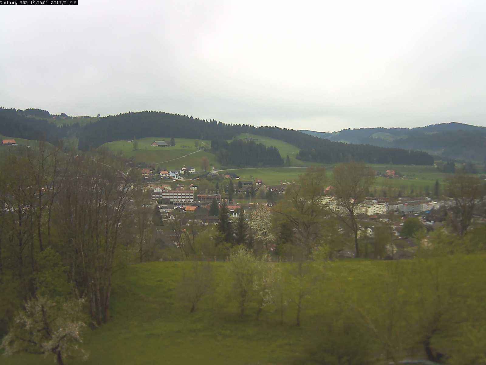 Webcam-Bild: Aussicht vom Dorfberg in Langnau 20170416-190601