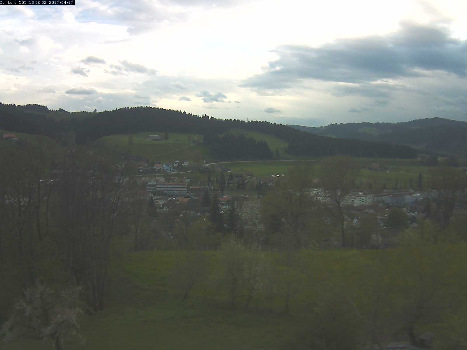 Webcam-Bild: Aussicht vom Dorfberg in Langnau 20170417-190601