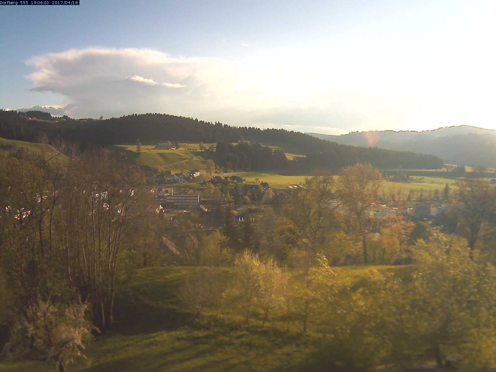 Webcam-Bild: Aussicht vom Dorfberg in Langnau 20170418-190601