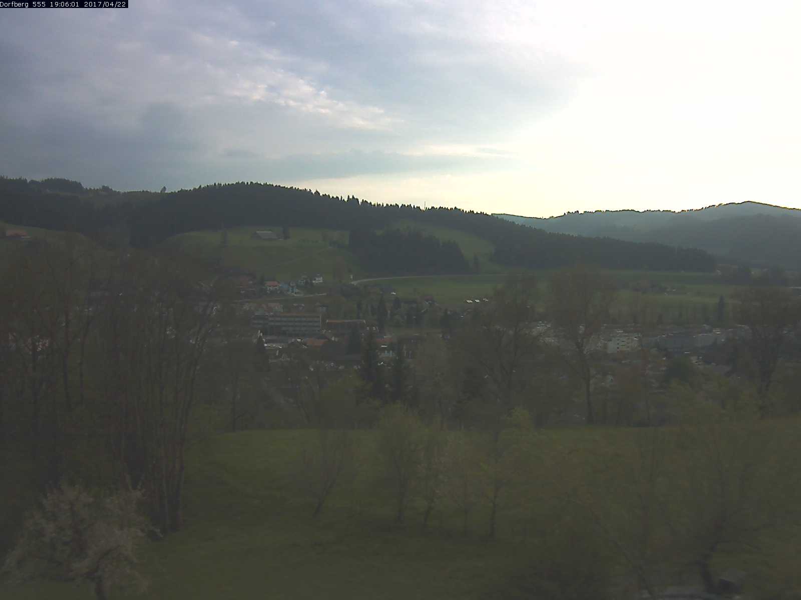 Webcam-Bild: Aussicht vom Dorfberg in Langnau 20170422-190601