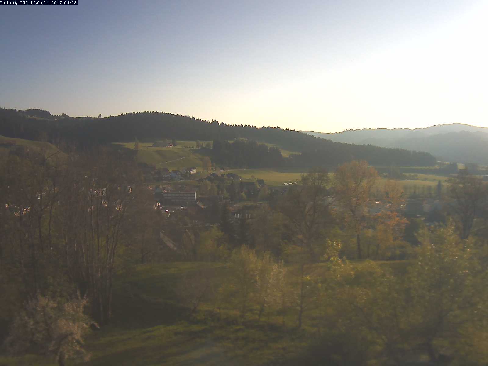 Webcam-Bild: Aussicht vom Dorfberg in Langnau 20170423-190601