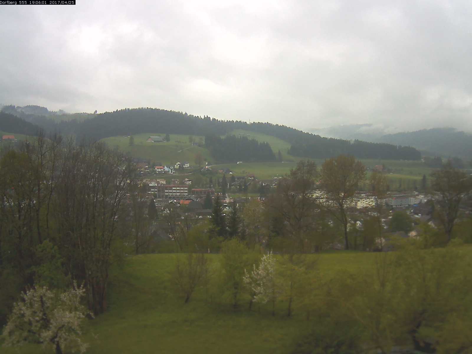 Webcam-Bild: Aussicht vom Dorfberg in Langnau 20170425-190601