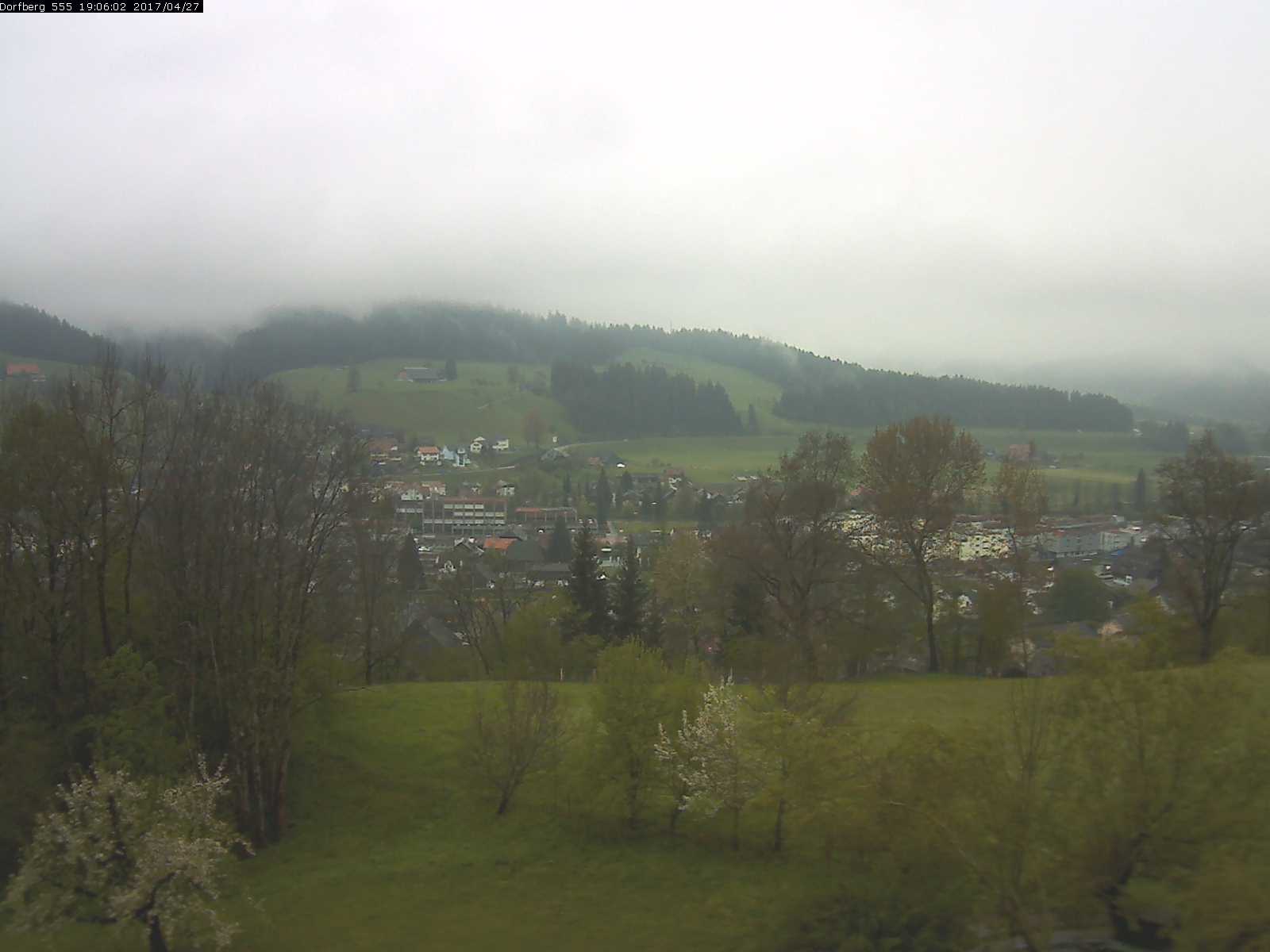 Webcam-Bild: Aussicht vom Dorfberg in Langnau 20170427-190601