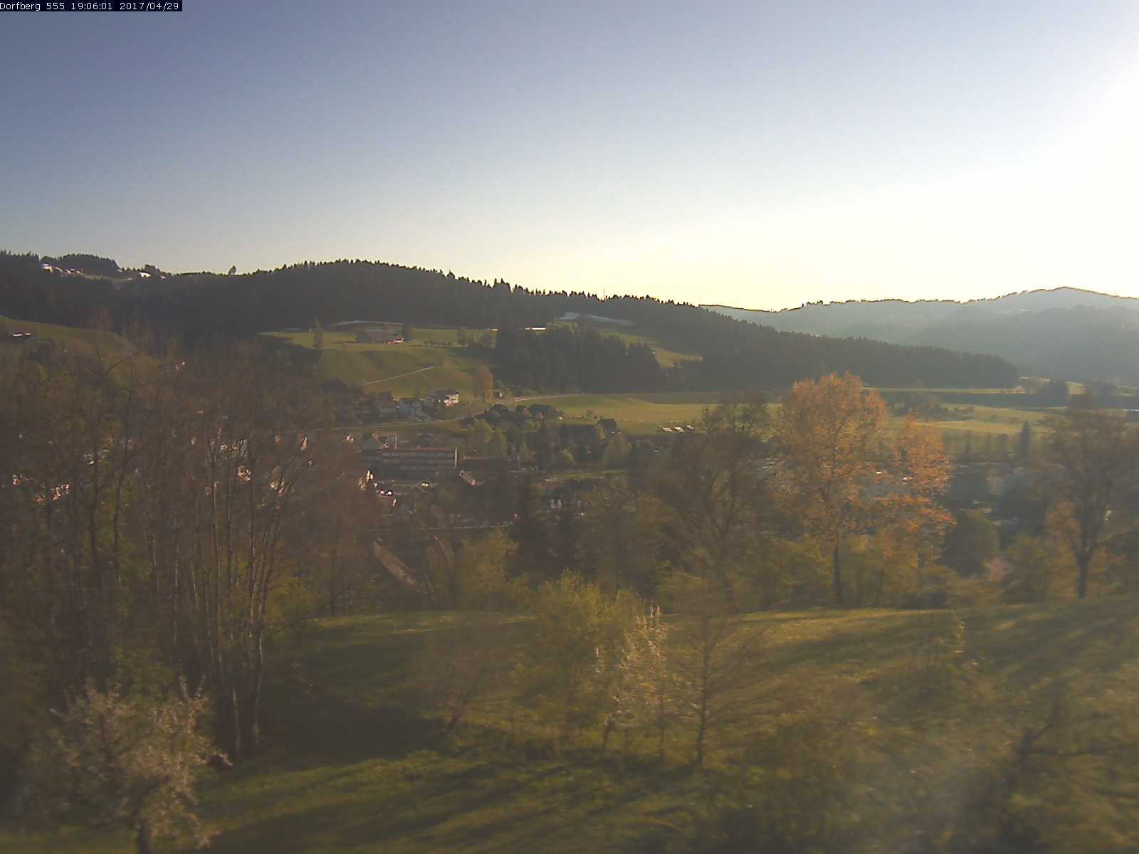 Webcam-Bild: Aussicht vom Dorfberg in Langnau 20170429-190601