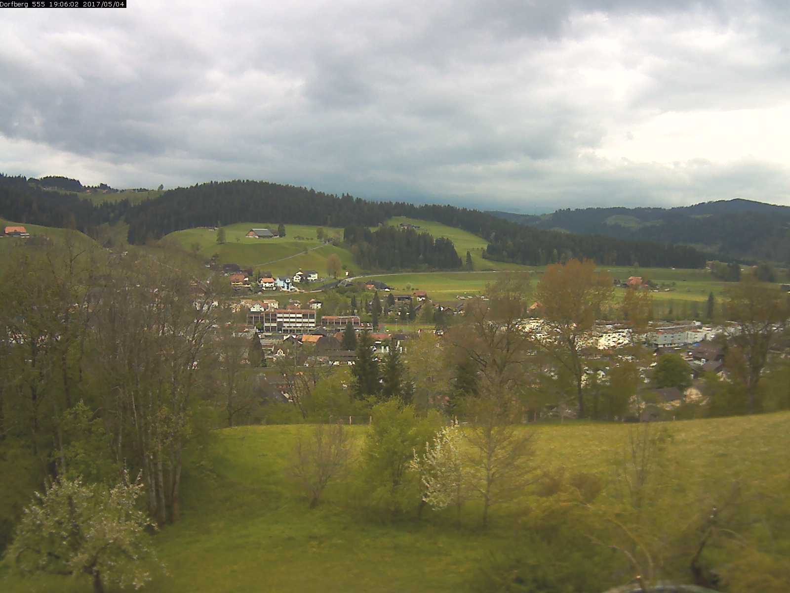 Webcam-Bild: Aussicht vom Dorfberg in Langnau 20170504-190601