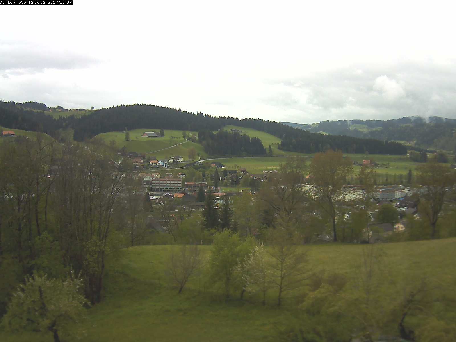 Webcam-Bild: Aussicht vom Dorfberg in Langnau 20170507-120601