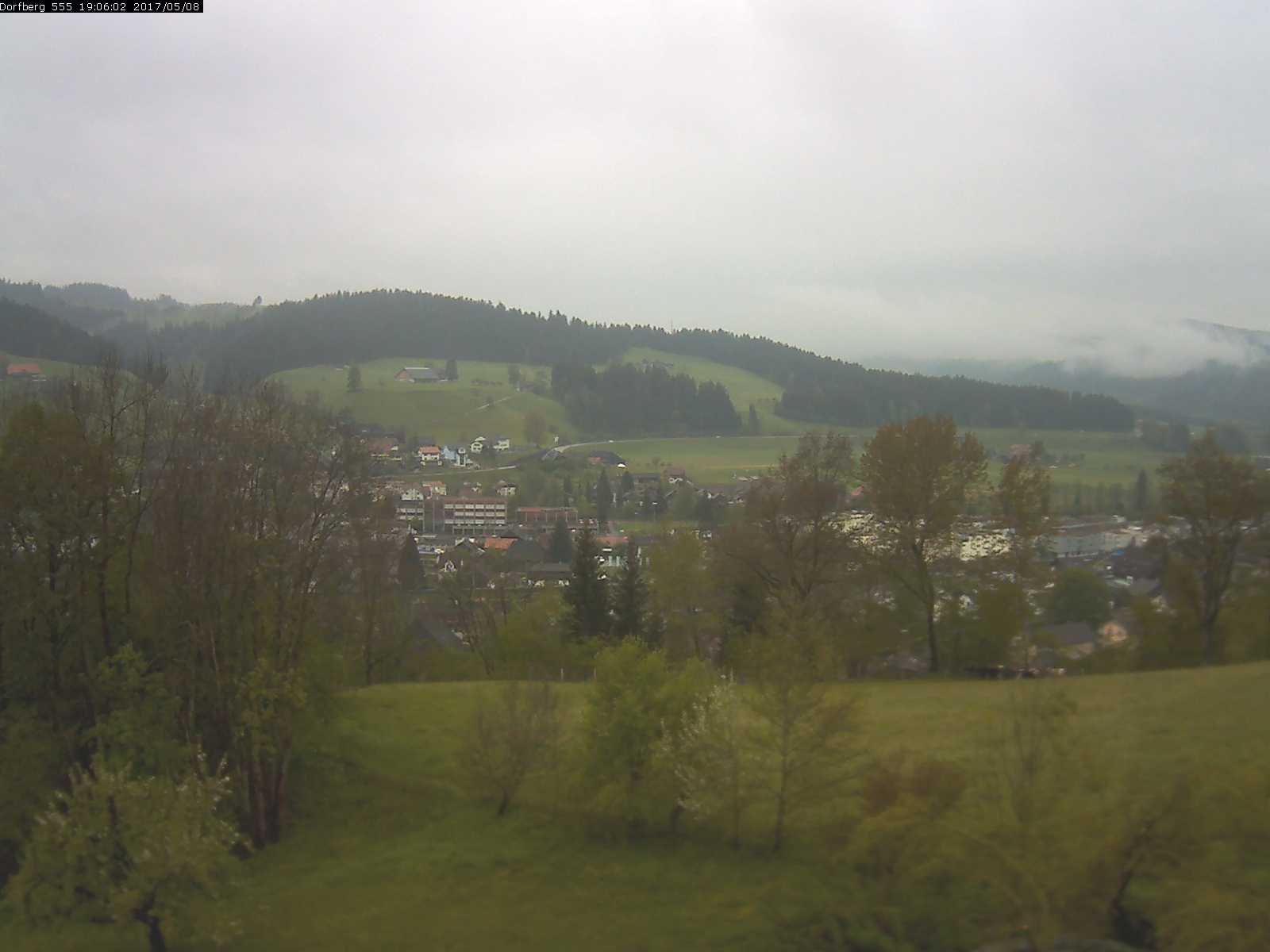 Webcam-Bild: Aussicht vom Dorfberg in Langnau 20170508-190601