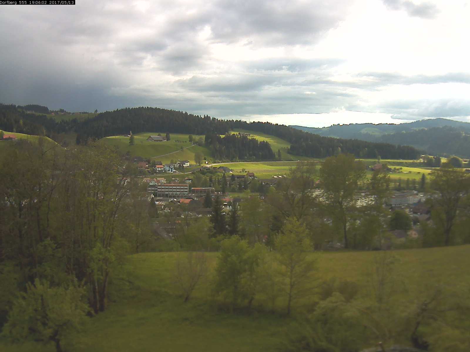 Webcam-Bild: Aussicht vom Dorfberg in Langnau 20170513-190601