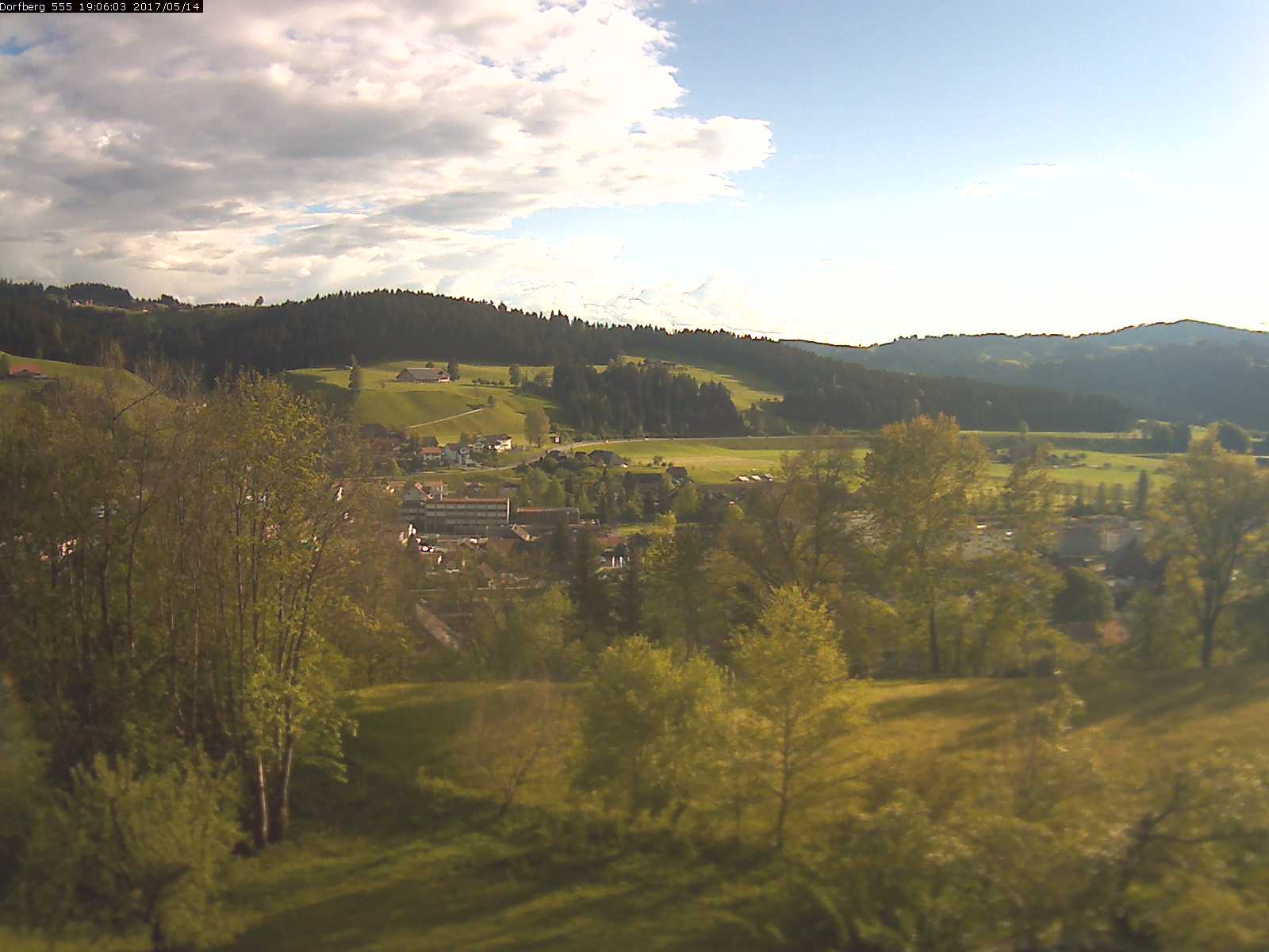 Webcam-Bild: Aussicht vom Dorfberg in Langnau 20170514-190601