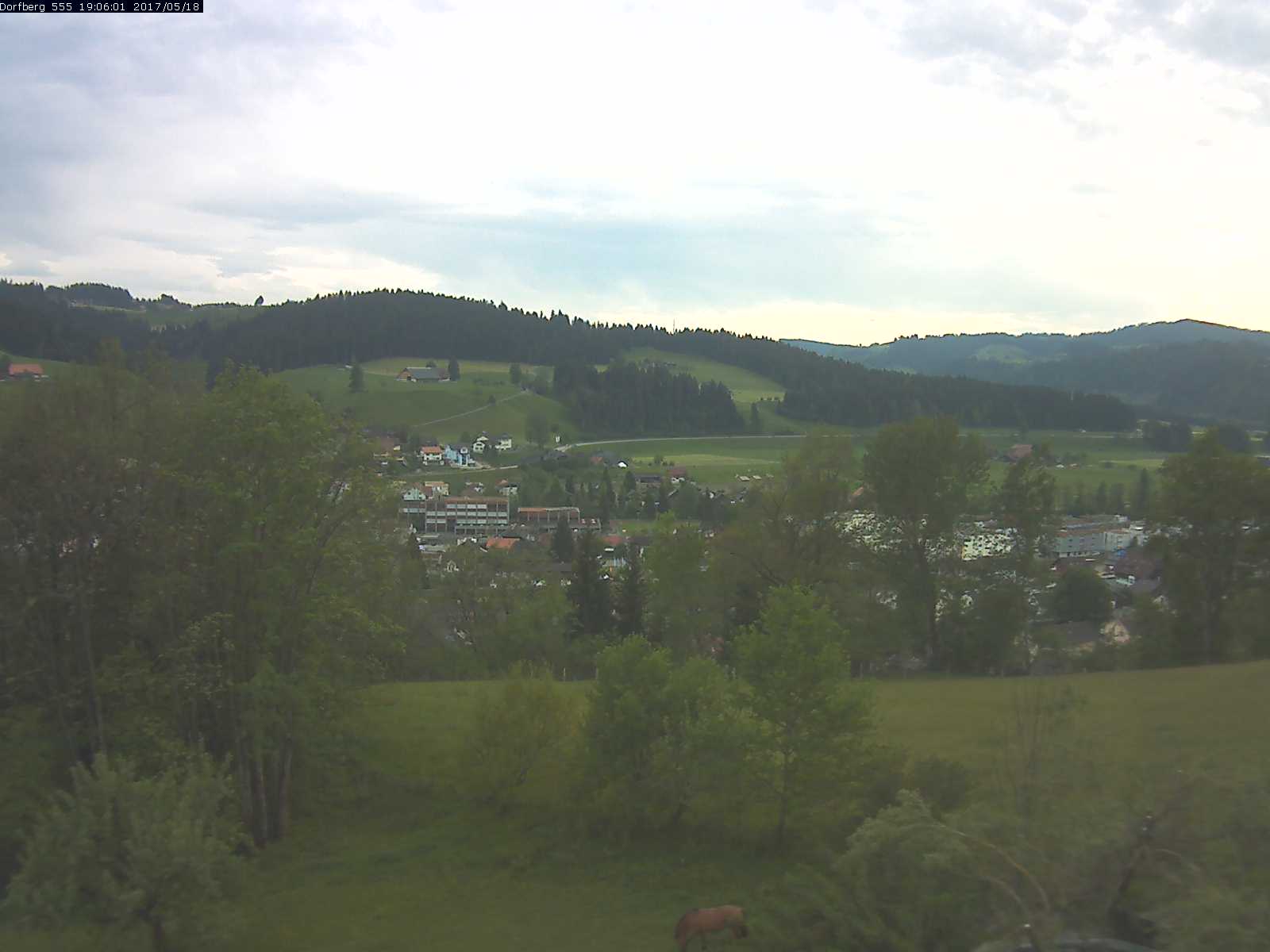 Webcam-Bild: Aussicht vom Dorfberg in Langnau 20170518-190601