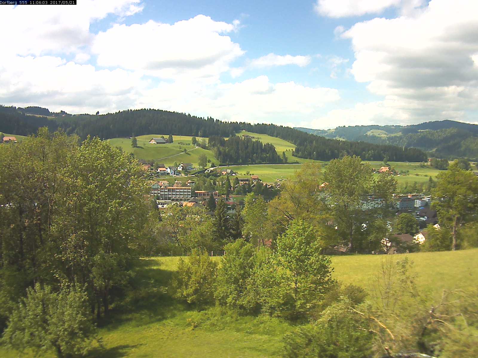 Webcam-Bild: Aussicht vom Dorfberg in Langnau 20170521-110601