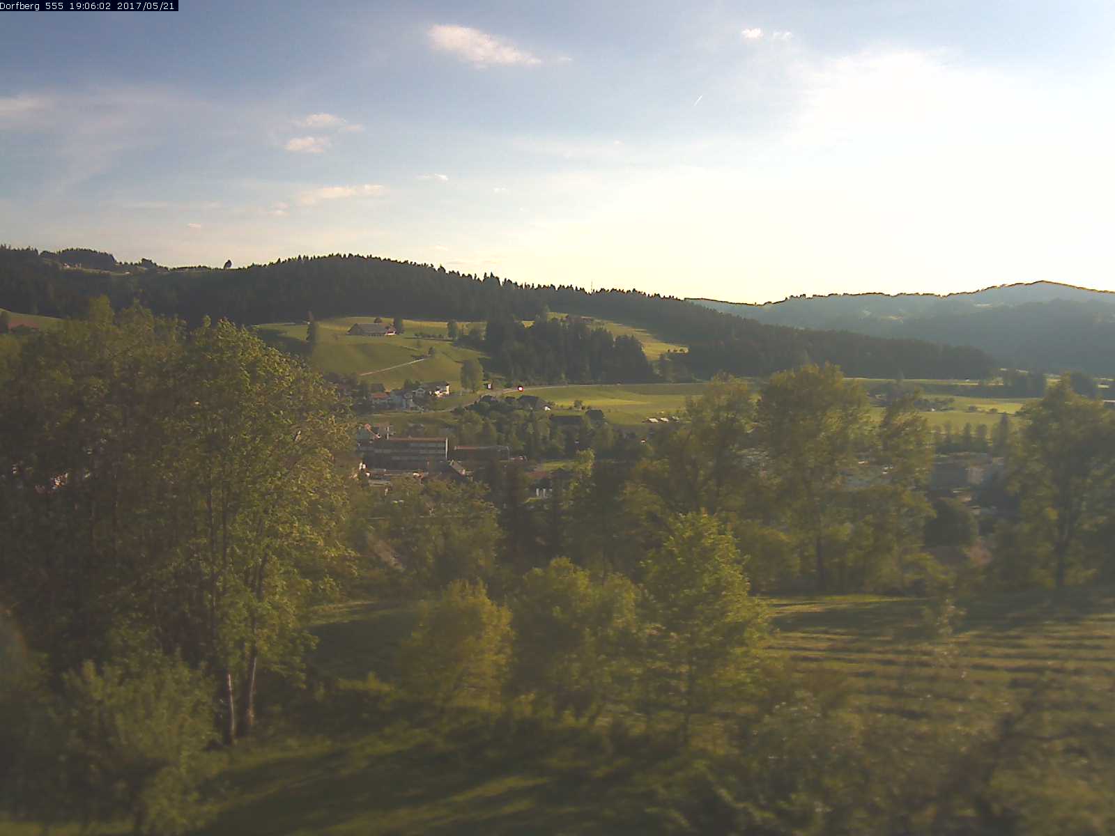 Webcam-Bild: Aussicht vom Dorfberg in Langnau 20170521-190601
