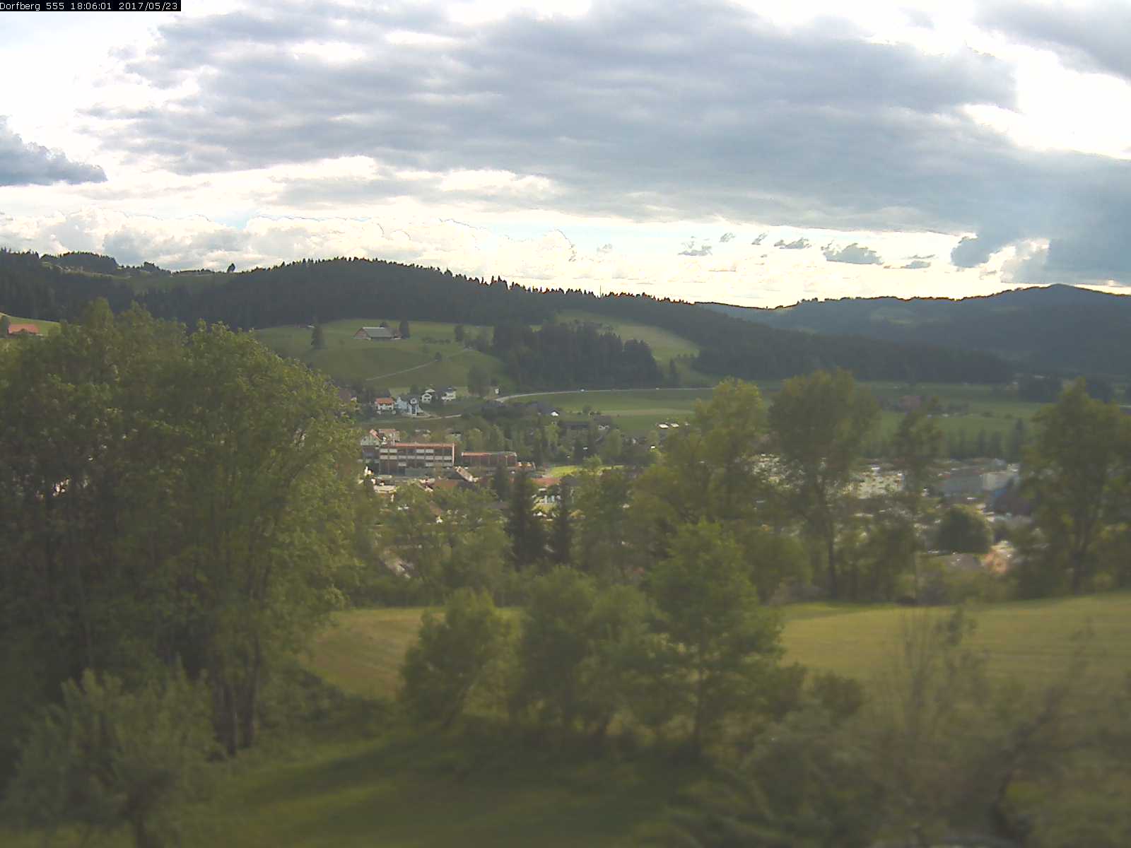Webcam-Bild: Aussicht vom Dorfberg in Langnau 20170523-180601