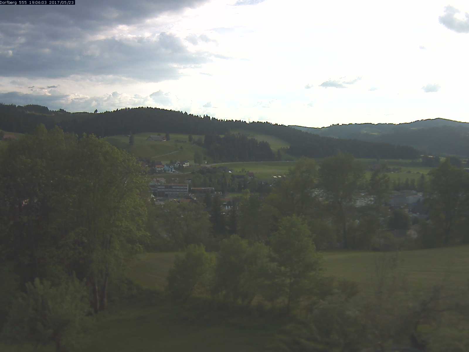 Webcam-Bild: Aussicht vom Dorfberg in Langnau 20170523-190601