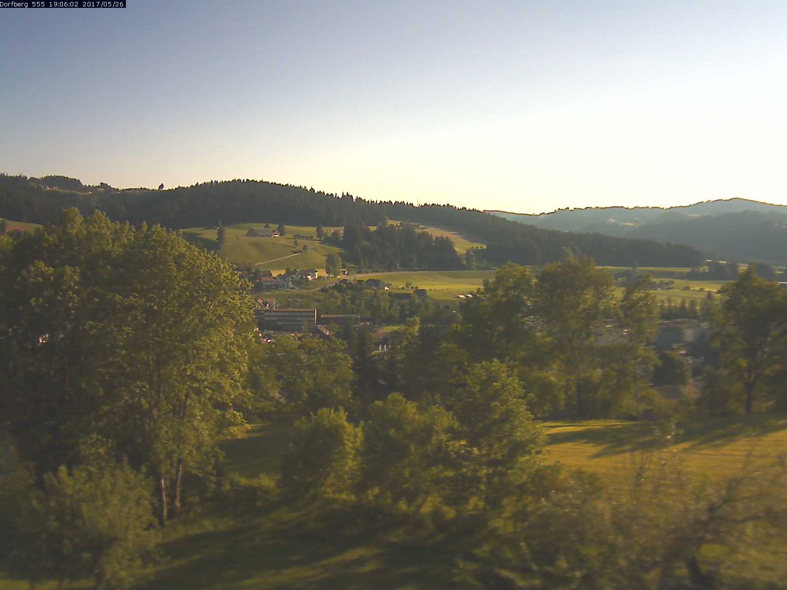 Webcam-Bild: Aussicht vom Dorfberg in Langnau 20170526-190601