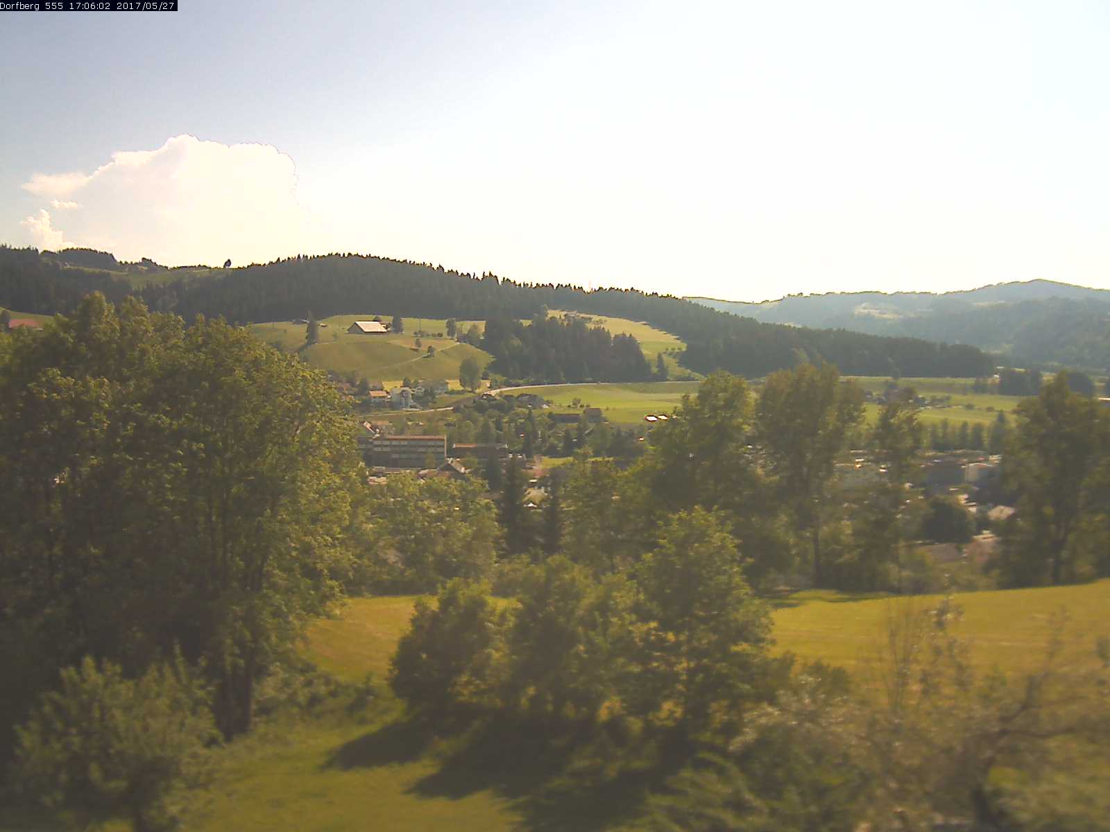 Webcam-Bild: Aussicht vom Dorfberg in Langnau 20170527-170601