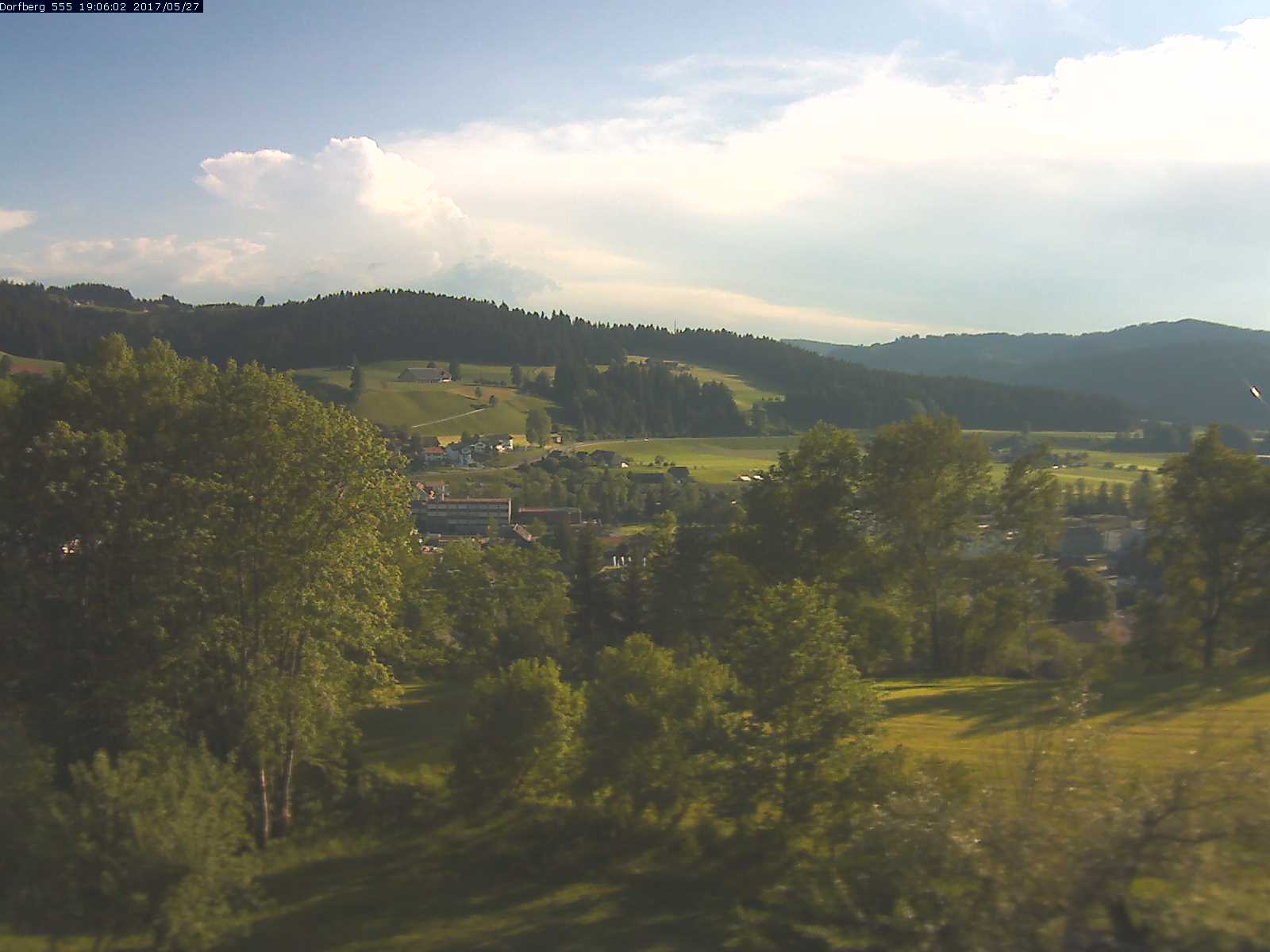 Webcam-Bild: Aussicht vom Dorfberg in Langnau 20170527-190601