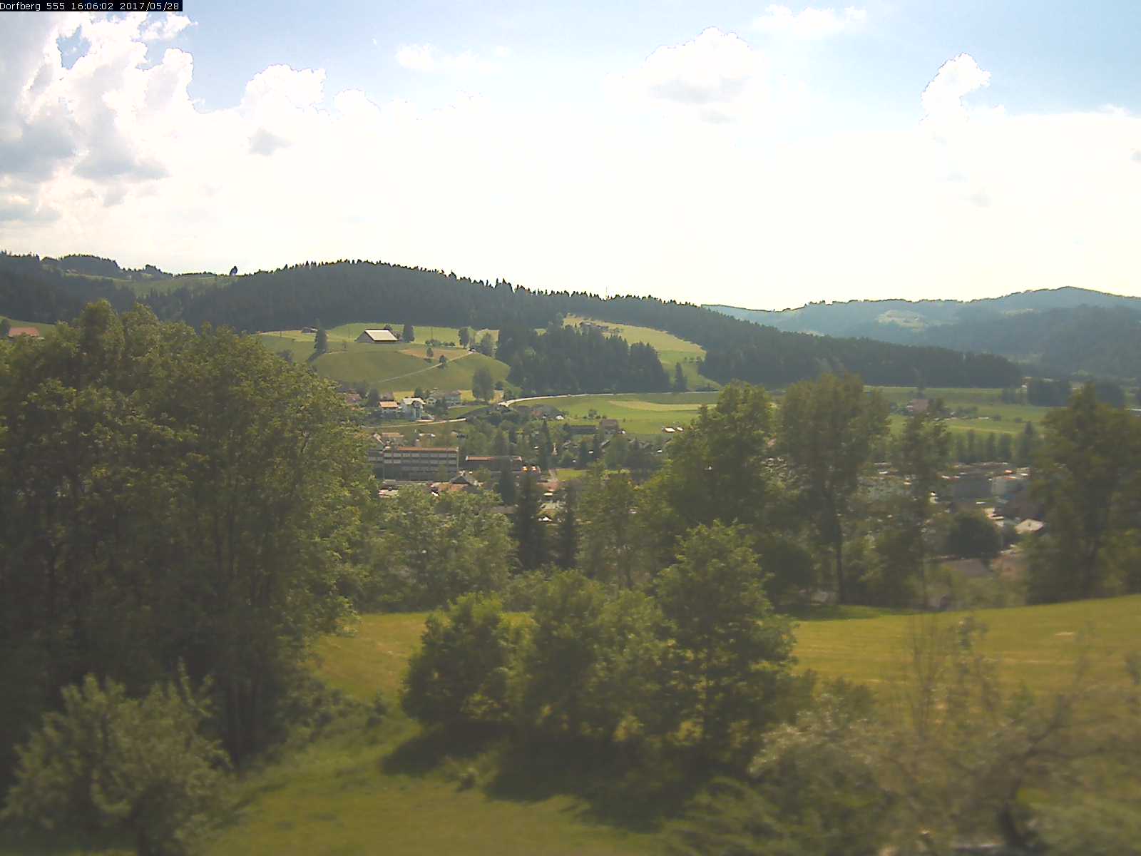 Webcam-Bild: Aussicht vom Dorfberg in Langnau 20170528-160601