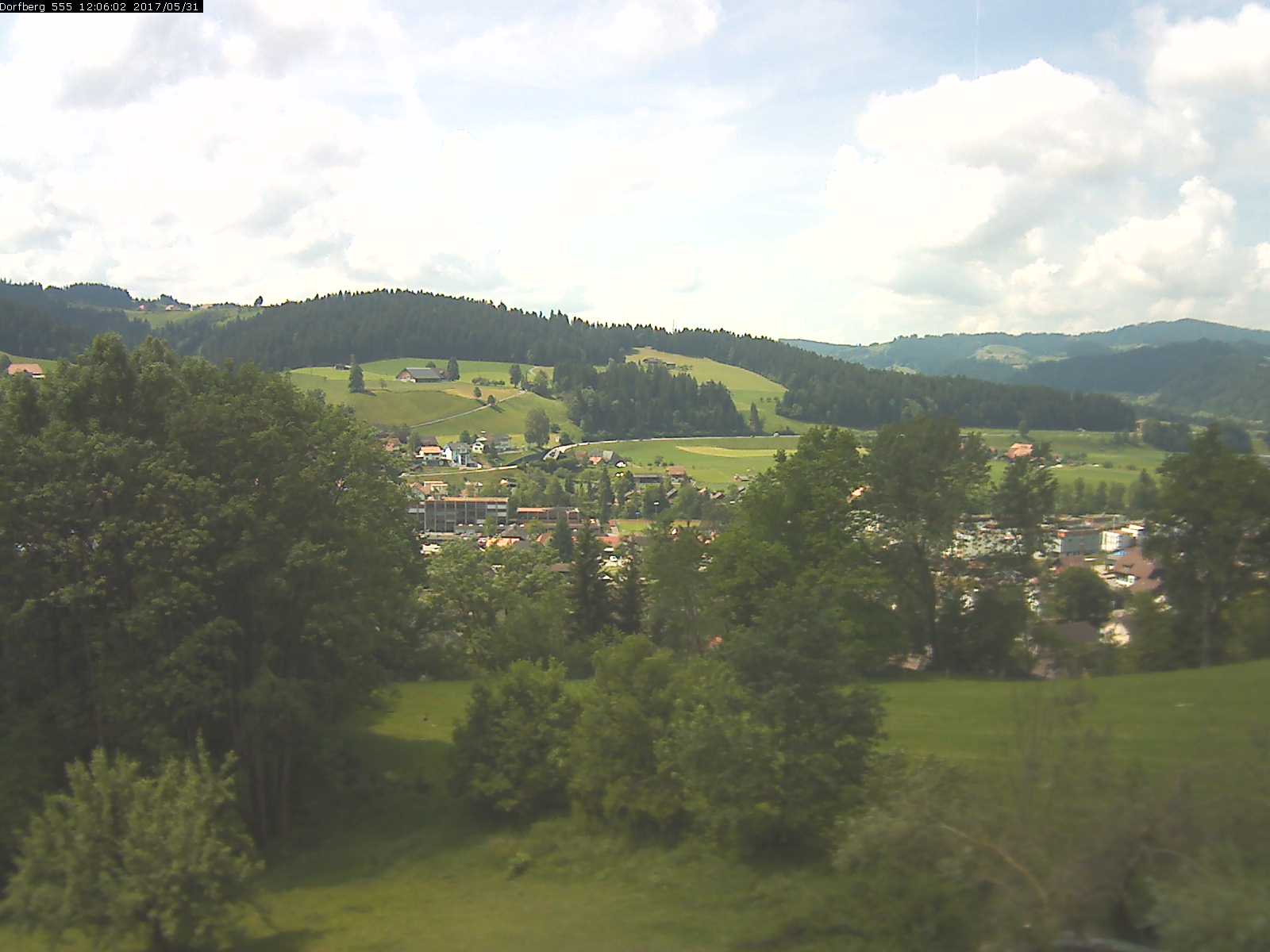 Webcam-Bild: Aussicht vom Dorfberg in Langnau 20170531-120601