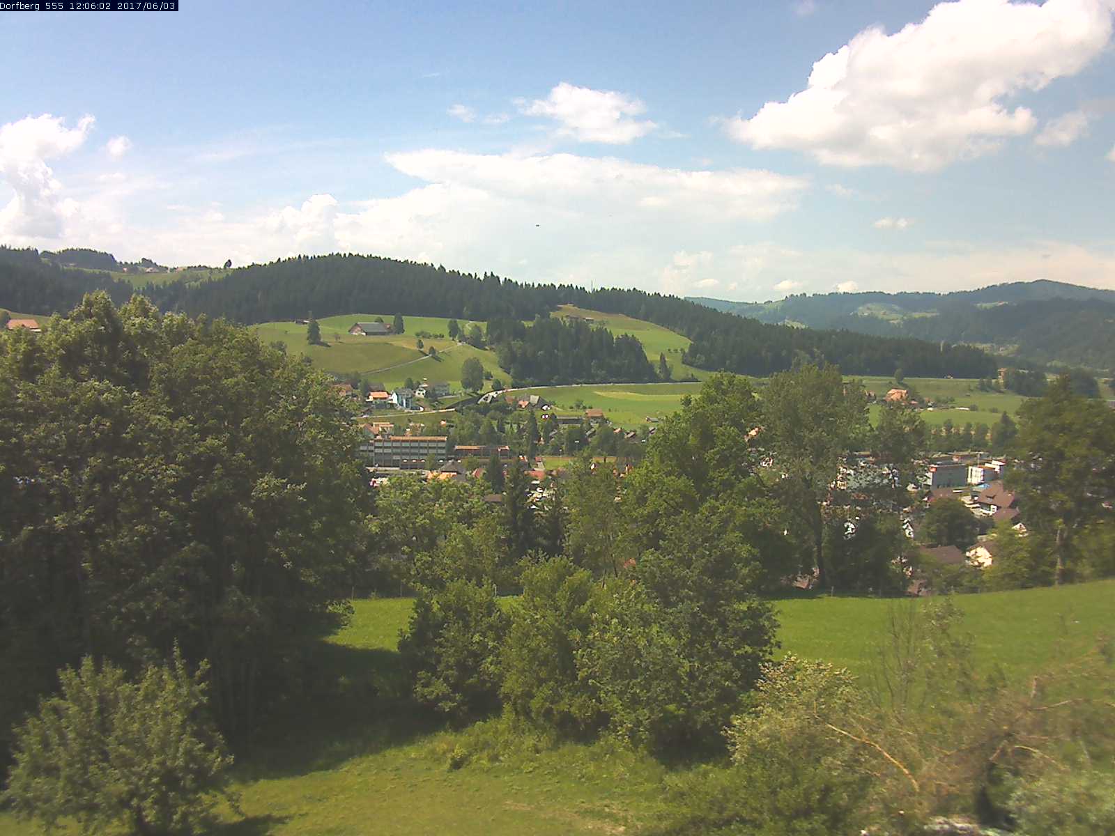 Webcam-Bild: Aussicht vom Dorfberg in Langnau 20170603-120601