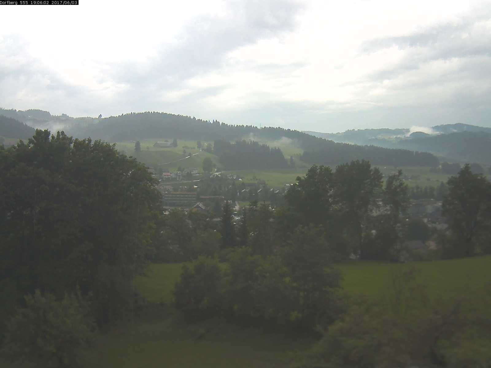 Webcam-Bild: Aussicht vom Dorfberg in Langnau 20170603-190601