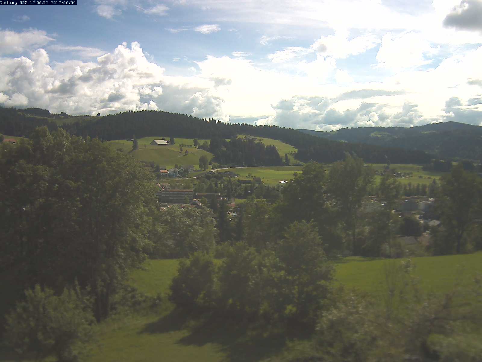 Webcam-Bild: Aussicht vom Dorfberg in Langnau 20170604-170601