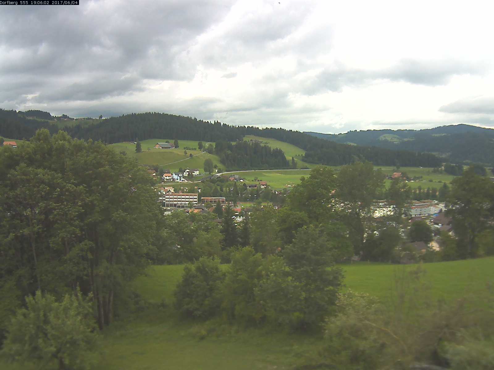 Webcam-Bild: Aussicht vom Dorfberg in Langnau 20170604-190601