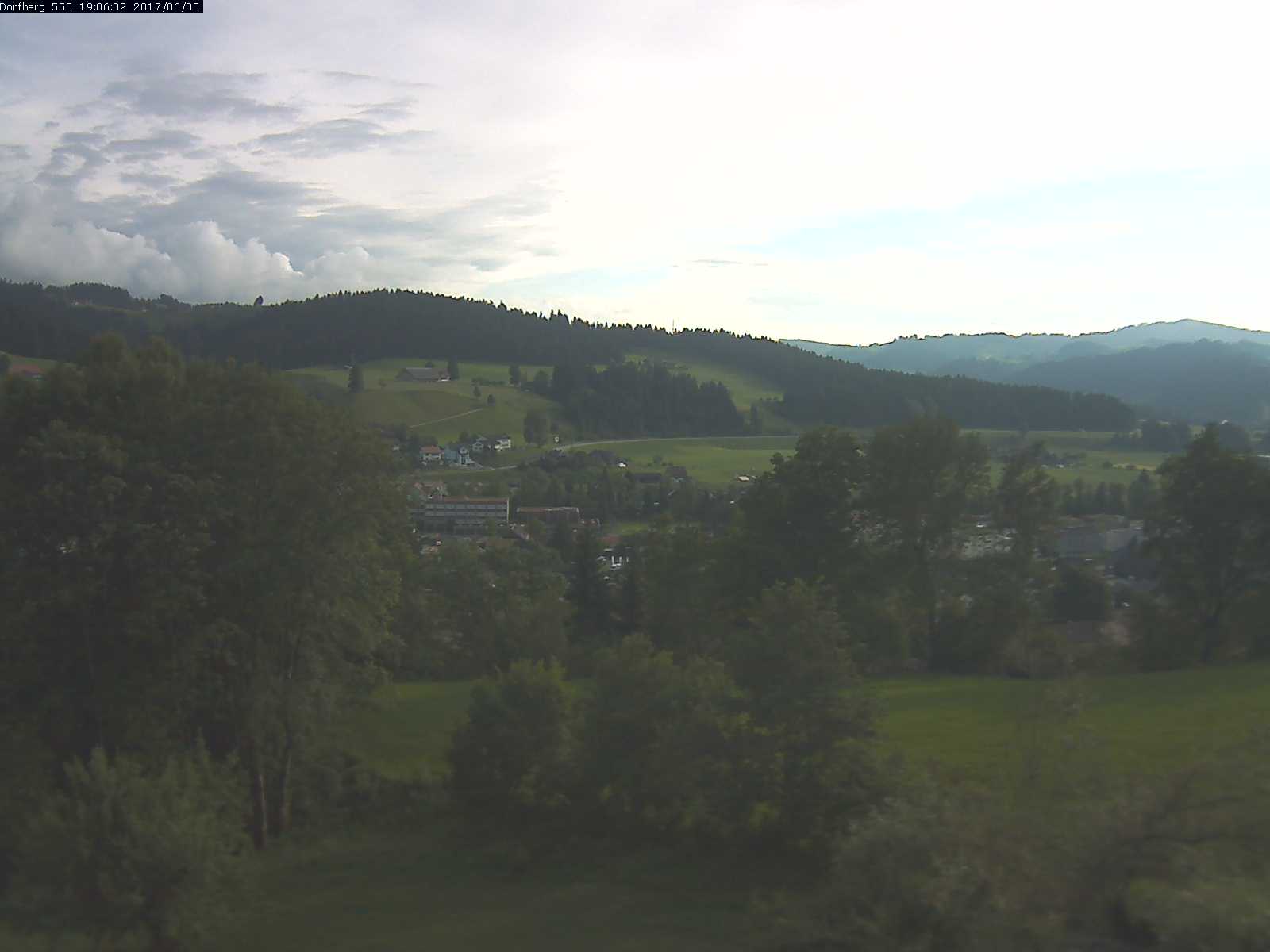 Webcam-Bild: Aussicht vom Dorfberg in Langnau 20170605-190601