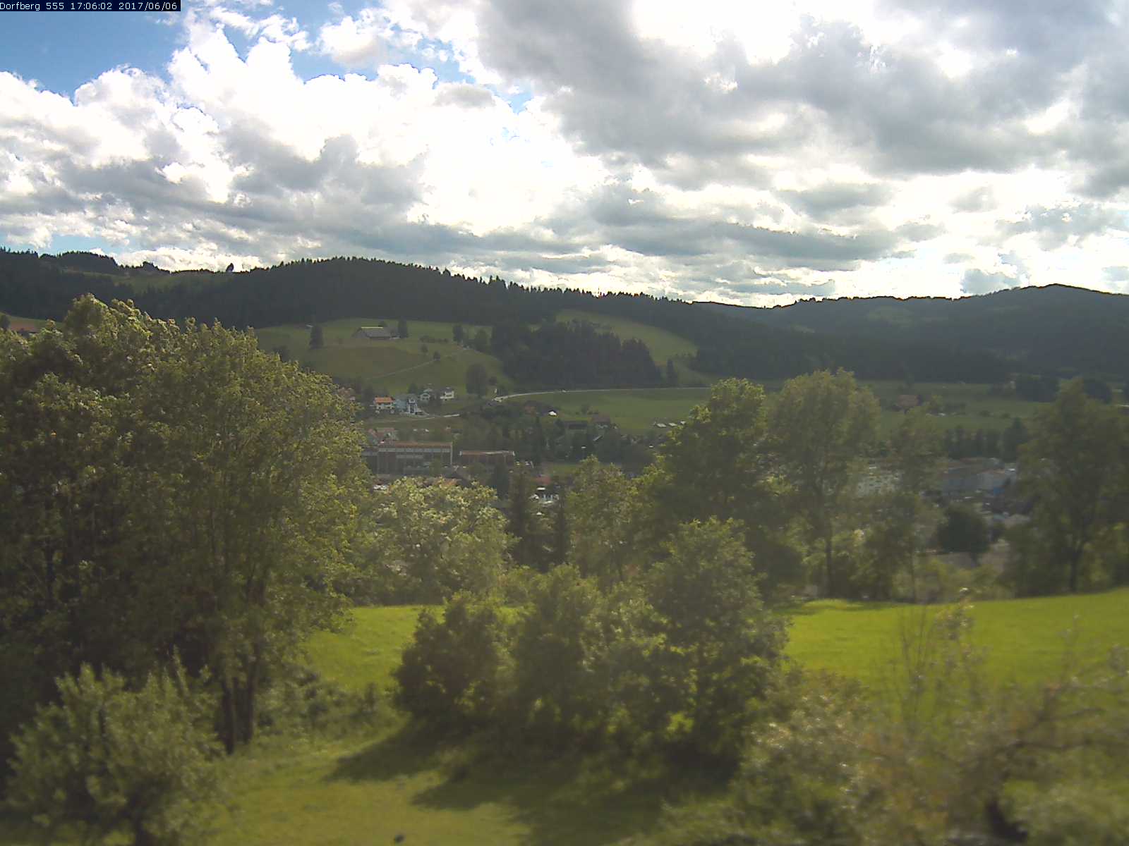 Webcam-Bild: Aussicht vom Dorfberg in Langnau 20170606-170601