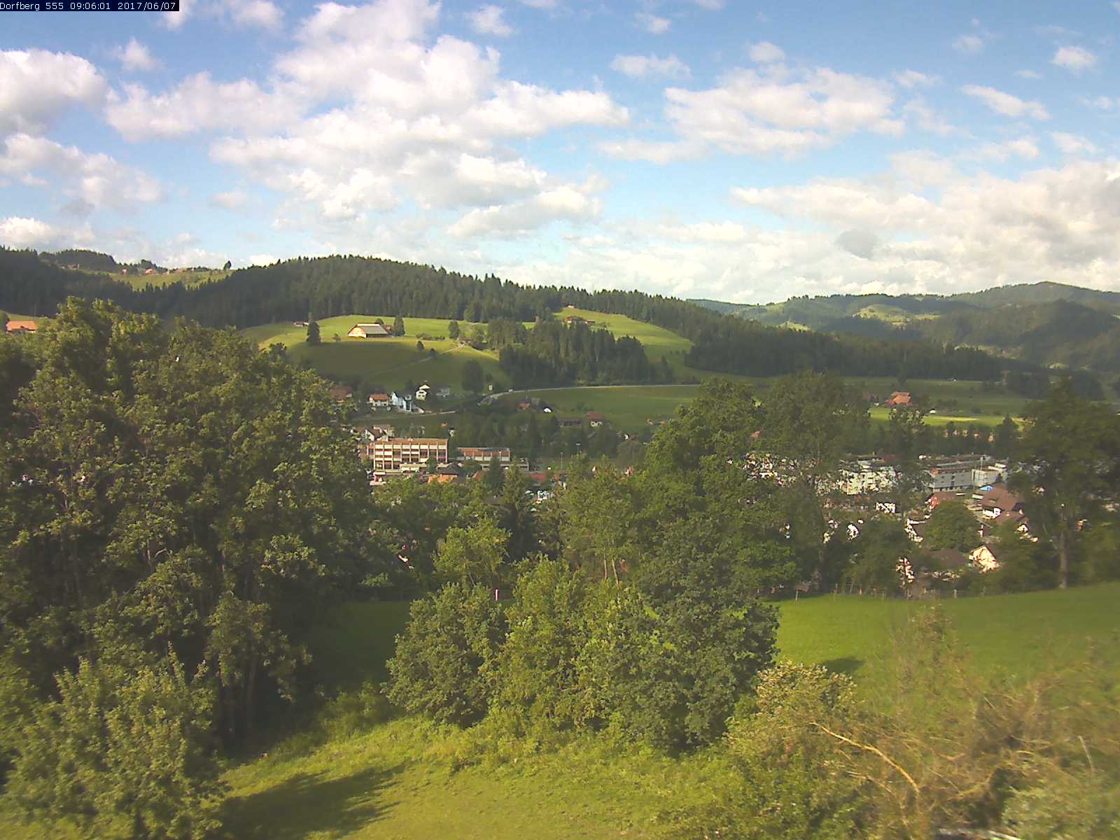 Webcam-Bild: Aussicht vom Dorfberg in Langnau 20170607-090601
