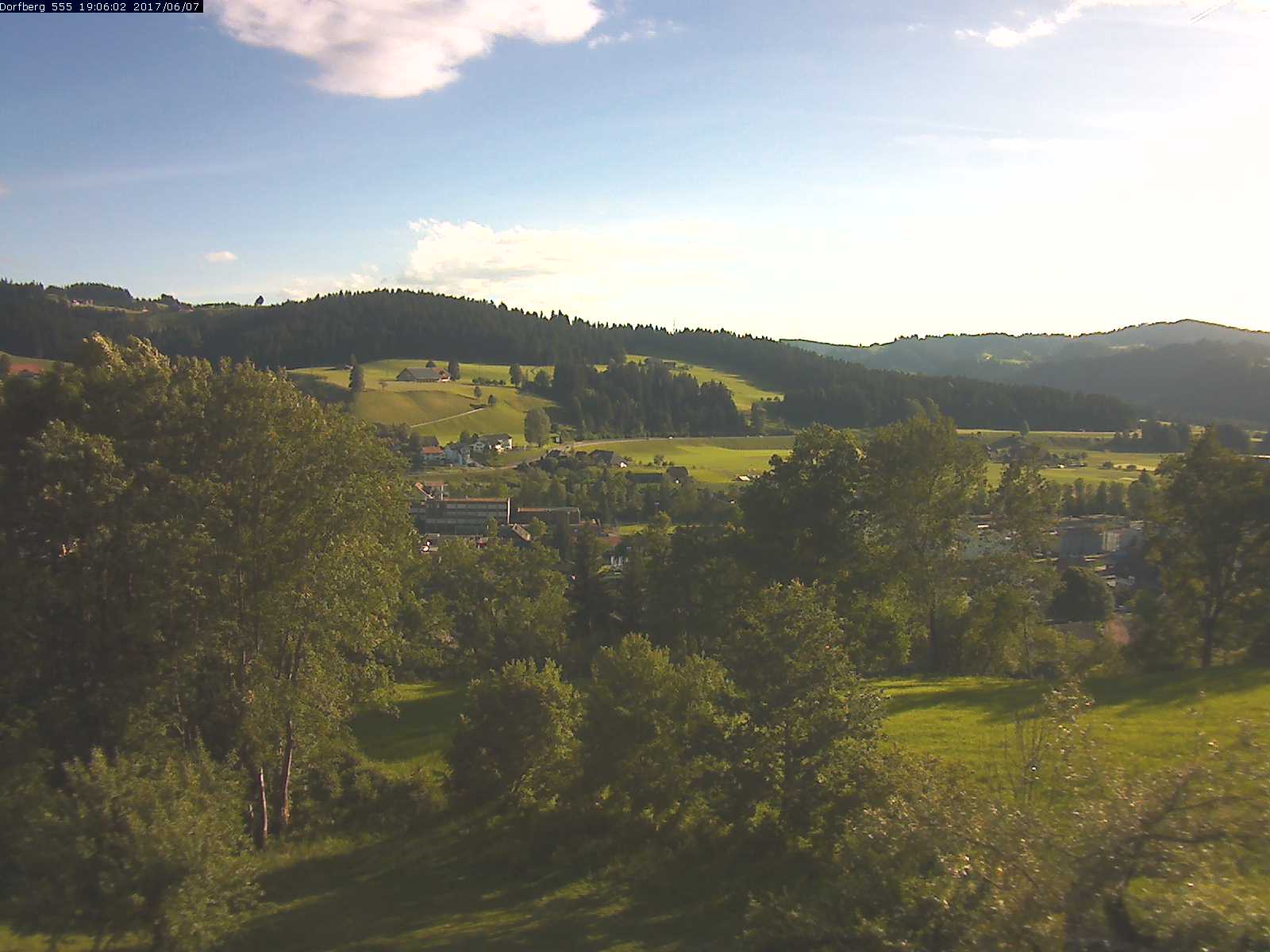 Webcam-Bild: Aussicht vom Dorfberg in Langnau 20170607-190602