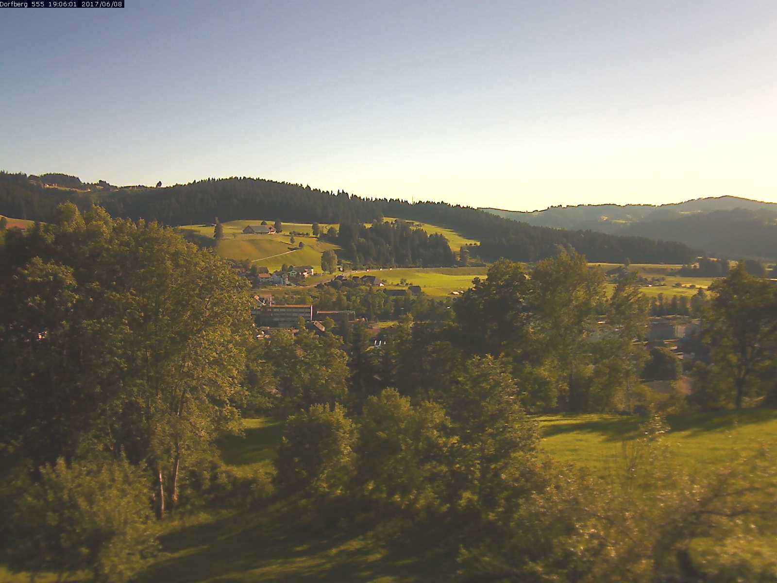 Webcam-Bild: Aussicht vom Dorfberg in Langnau 20170608-190601