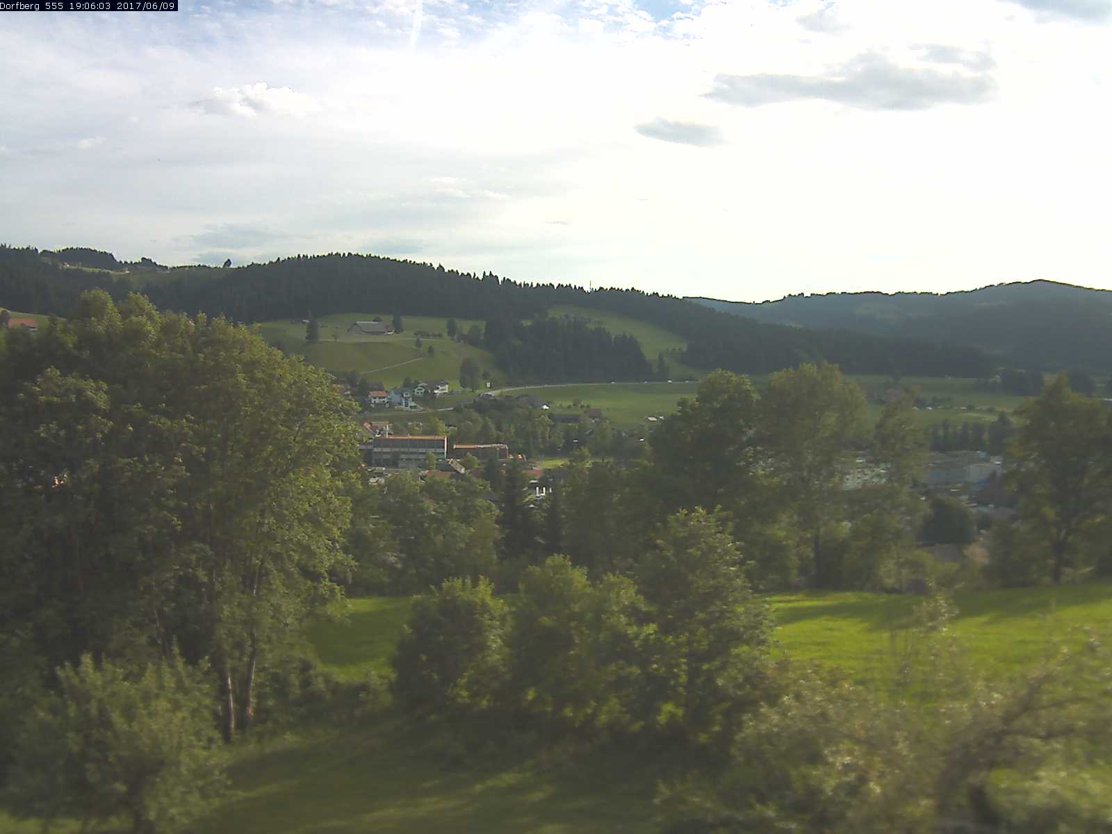 Webcam-Bild: Aussicht vom Dorfberg in Langnau 20170609-190601