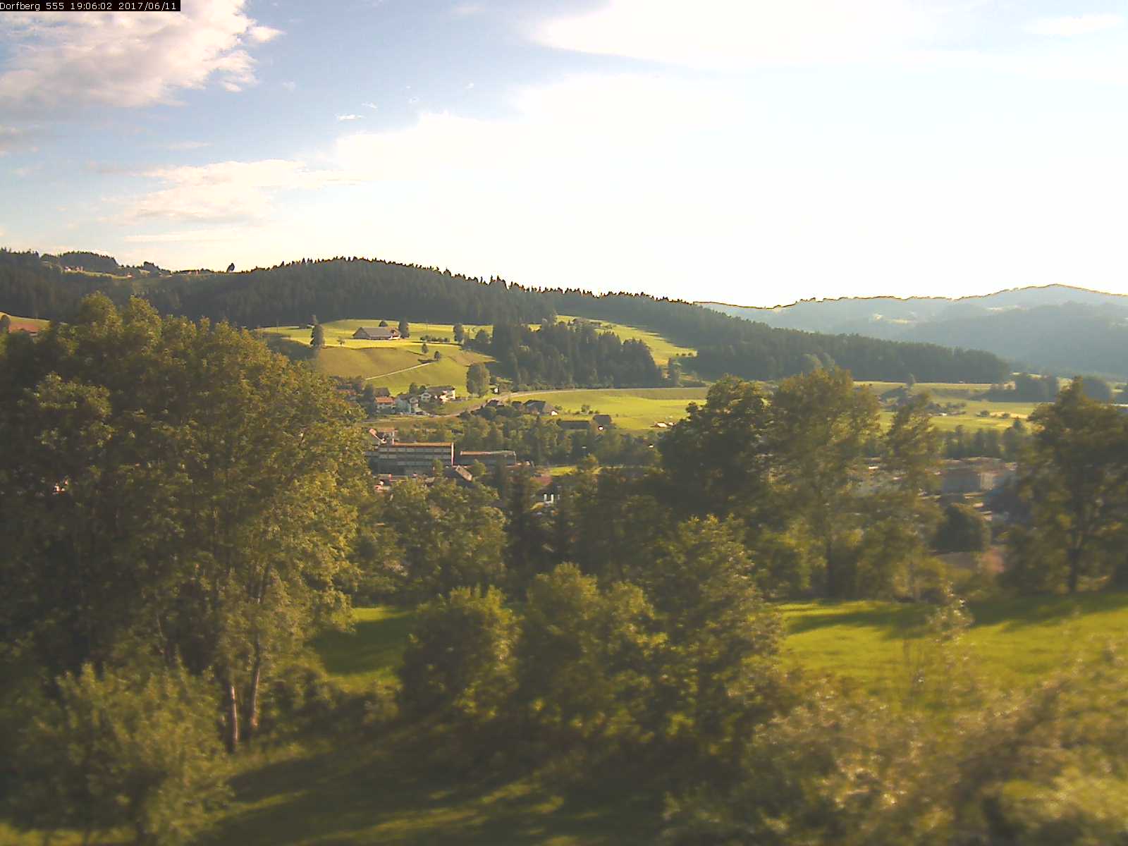 Webcam-Bild: Aussicht vom Dorfberg in Langnau 20170611-190601