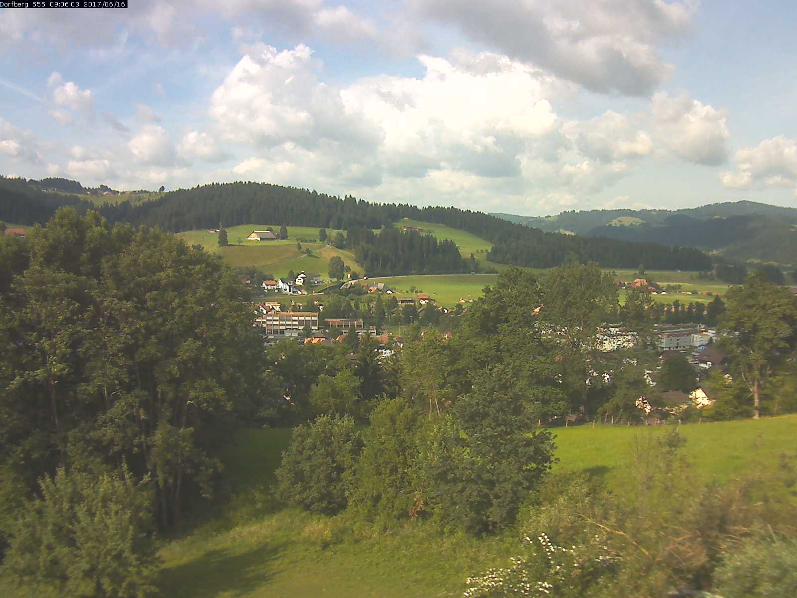 Webcam-Bild: Aussicht vom Dorfberg in Langnau 20170616-090601