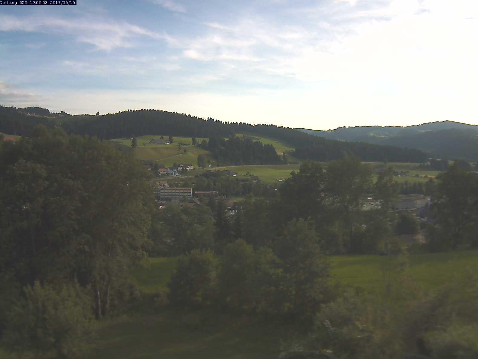 Webcam-Bild: Aussicht vom Dorfberg in Langnau 20170616-190601