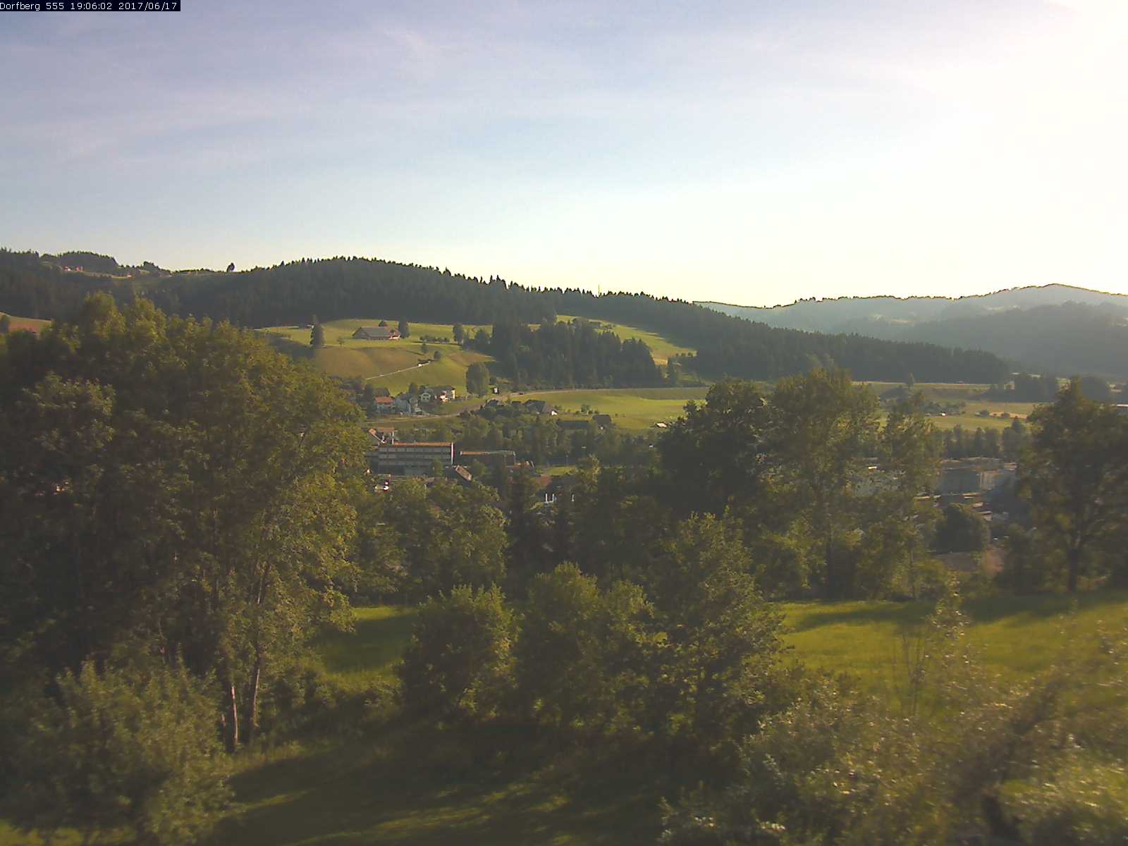 Webcam-Bild: Aussicht vom Dorfberg in Langnau 20170617-190601